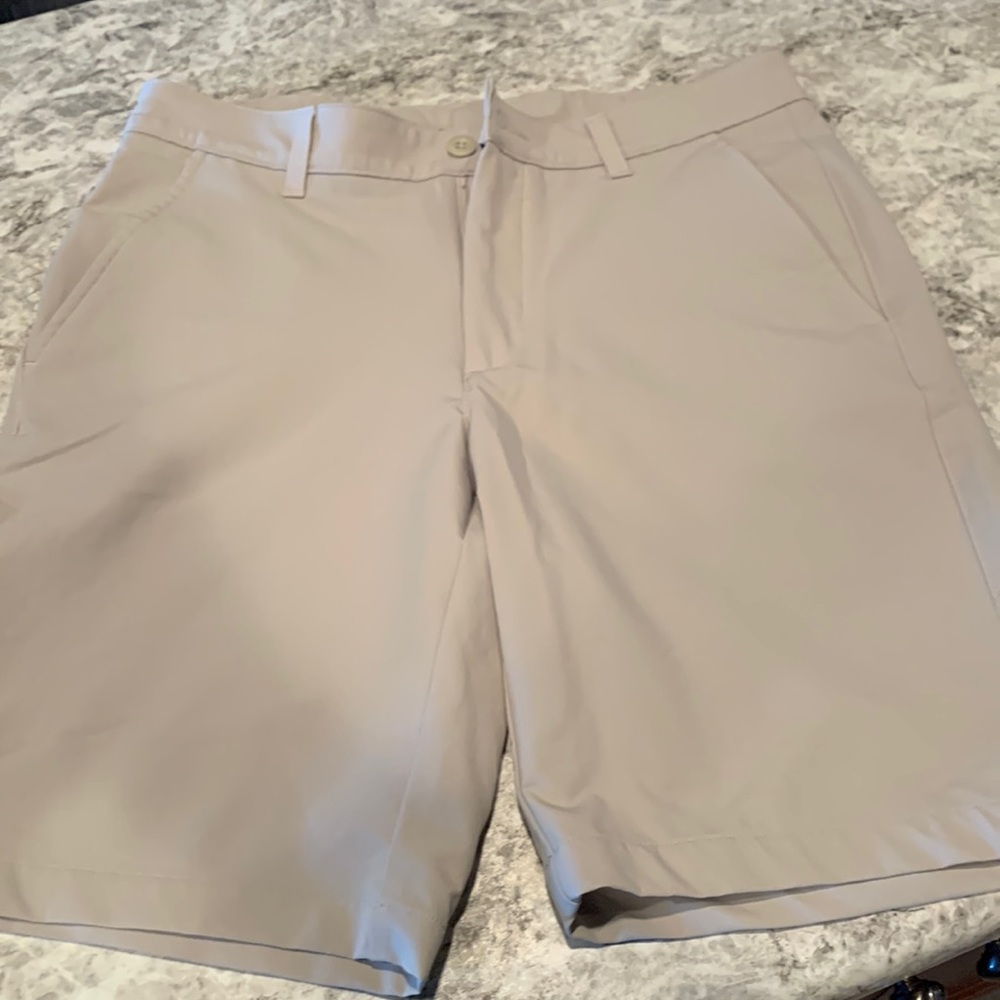 Mens UA shorts size 32